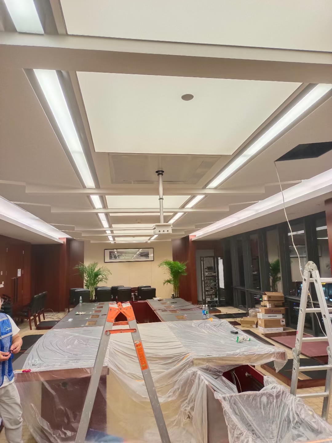 开合门式投影机电动吊架