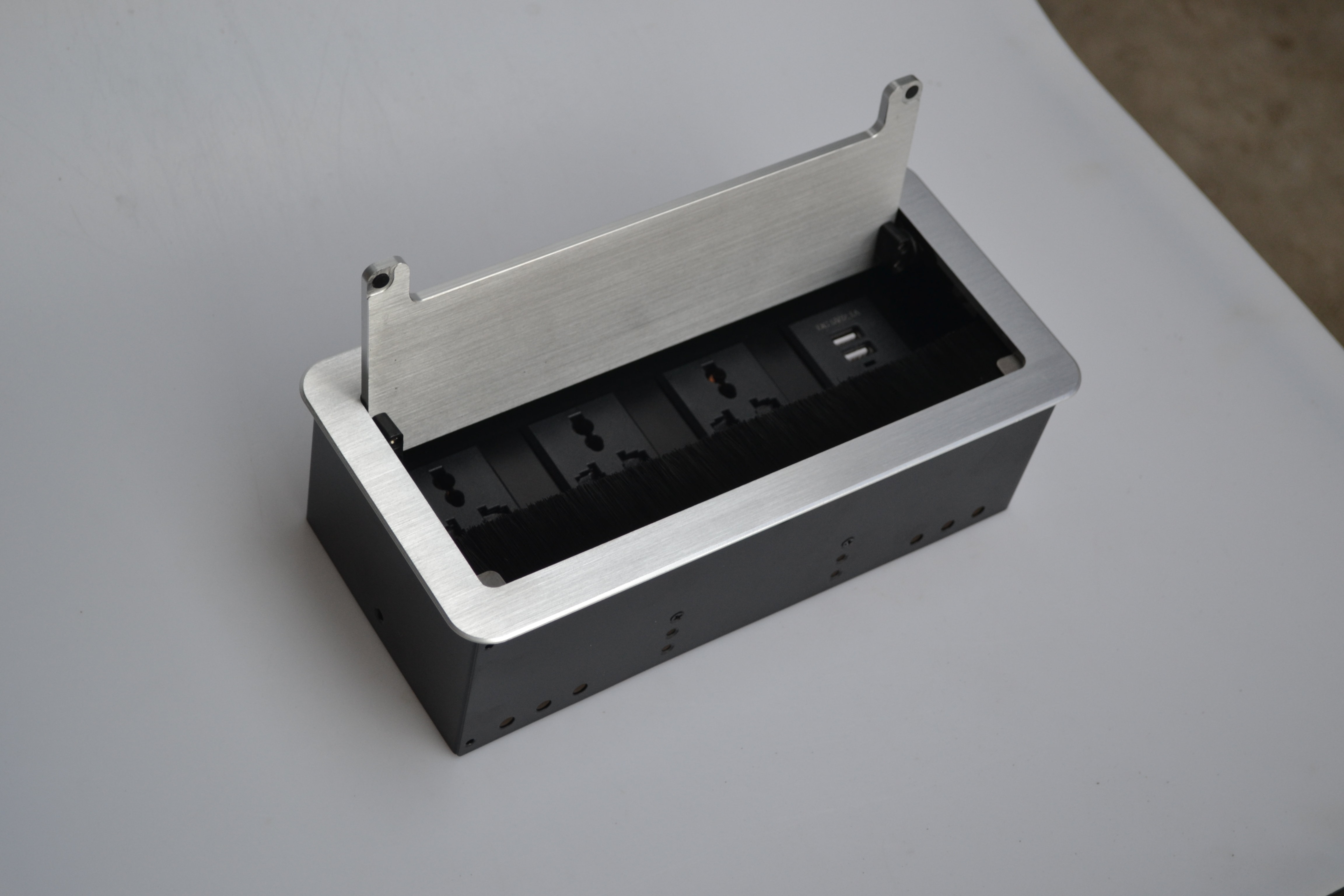 毛刷款桌面插座