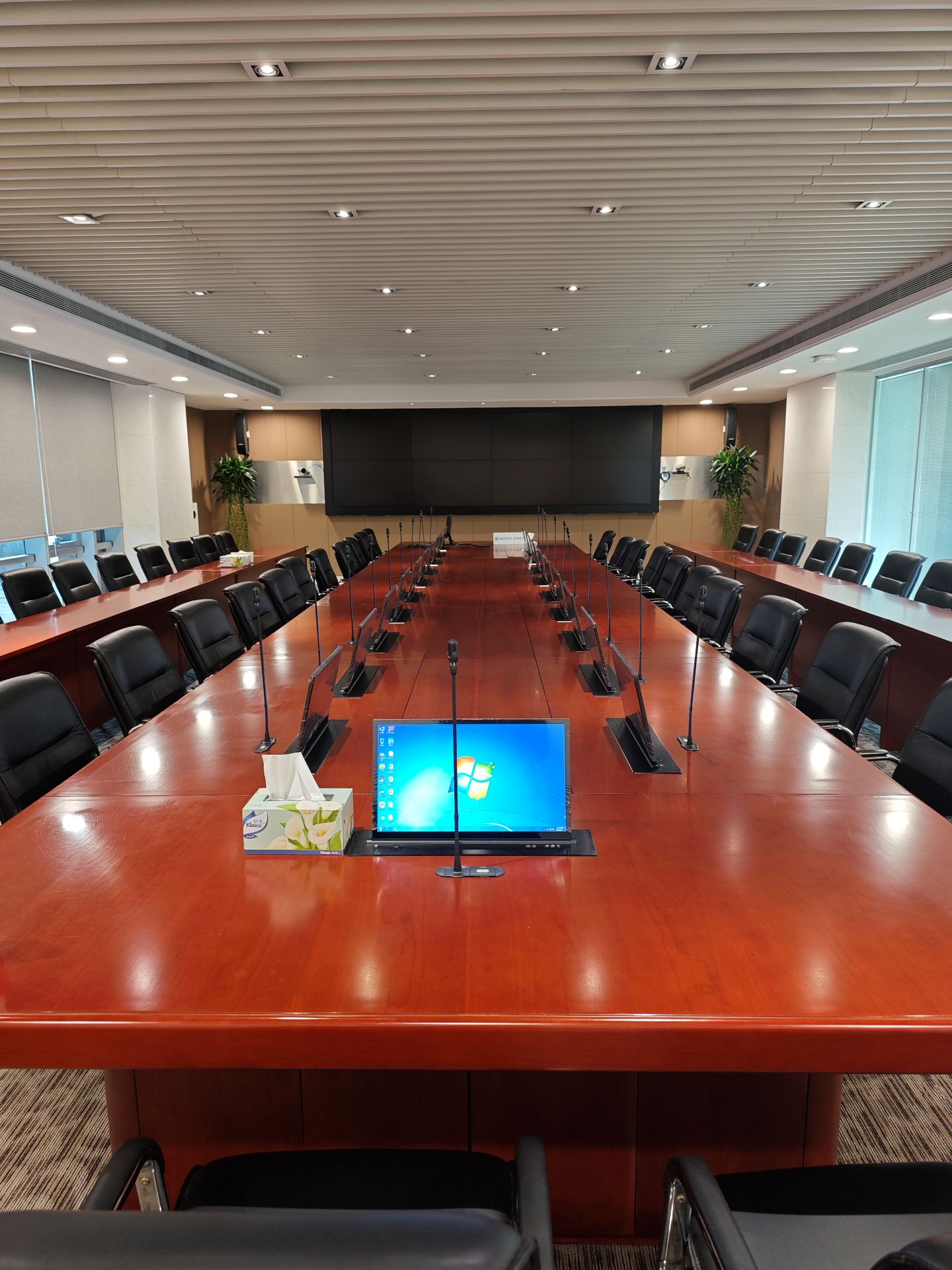 某钢股份综合大楼会议室