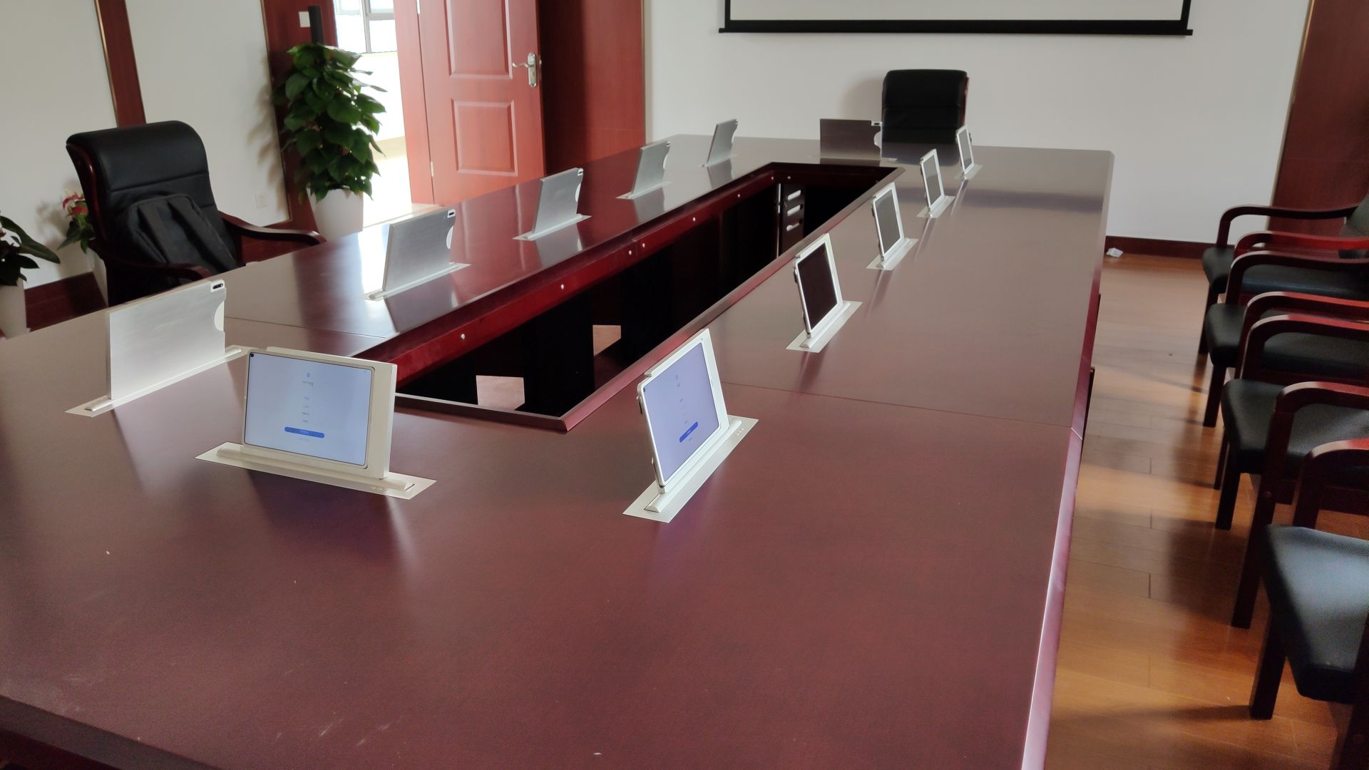 某岛开发建设管理委员会办公室